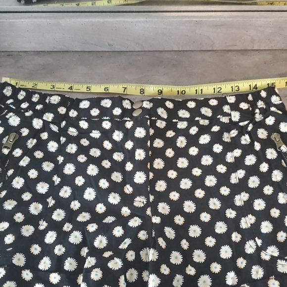 American Rag Sunflower Elastic Shorts - Picture 7 of 7